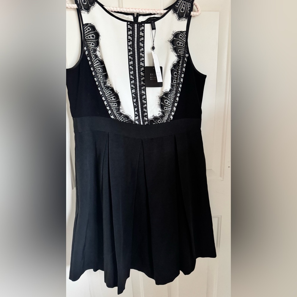 NWT-WHITE HOUSE BLACK MARKET size 14 Black & Cream Dress With Lace
J1